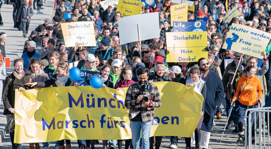 Auch zahlreiche junge Teilnehmer nahmen an dem Marsch teil. Foto: Eduard Pröls