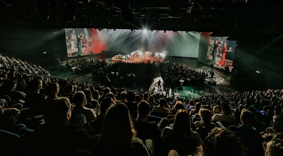 Ausgebuchter Showpalast: Die „AmoreXperience“ zog rund 2.000 Besucher an. Foto: ICF München