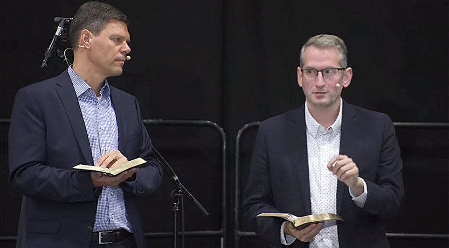 Der anglikanische Pfarrer Sam Allberry (rechts) mit Übersetzer Matthias Lohmann. Screenshot: YouTube/Netzwerk Bibel und Bekenntnis