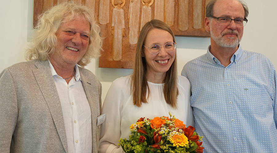 Die künftige Direktorin der Evangelischen Missionsschule Unterweissach, Pfarrerin Tina Arnold, eingerahmt von Ralf Dörr (Vorsitzender der Bahnauer Bruderschaft, li.) und dem amtierenden Direktor, Pfarrer Thomas Maier. Foto: Manfred Zoll