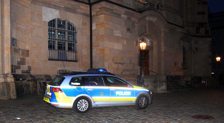 Ein Polizeiauto steht vor der Frauenkirche in Dresden. Foto: picture alliance / dpa | Tino Plunert