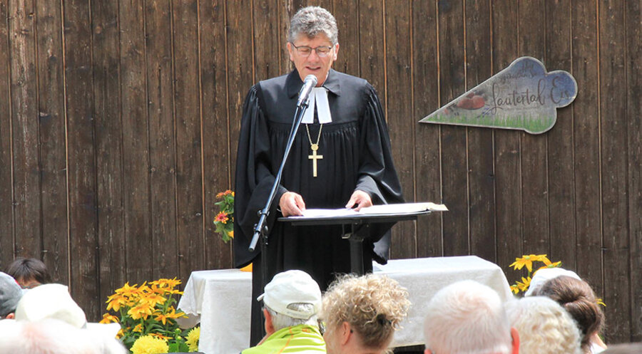 Landesbischof Ernst-Wilhelm Gohl bei seiner Predigt in der Burgruine Hohenneuffen. Foto: Gabriele Müller