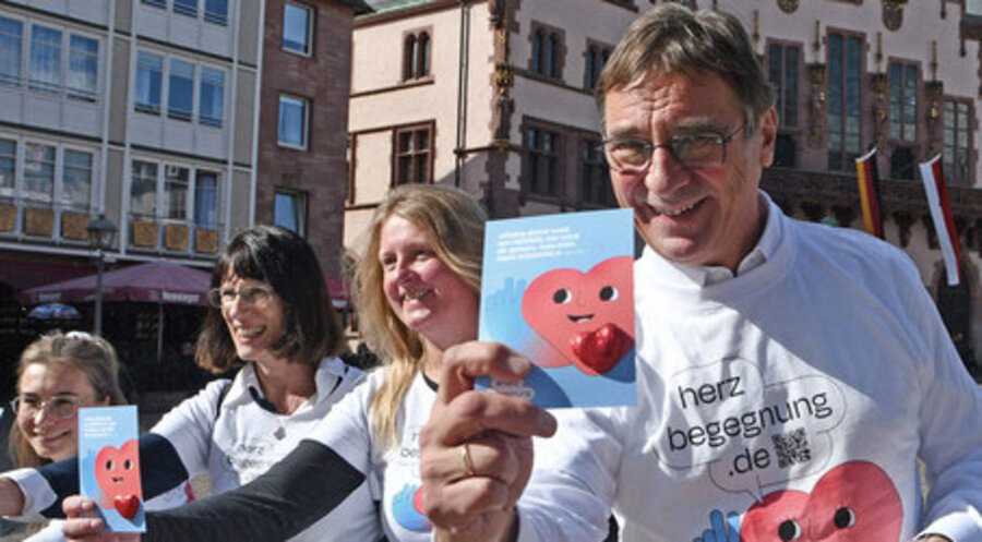 Auf dem Frankfurter Römerberg verteilten Volker Jung und mehr Mitarbeiter Schokoladenherzen. Foto: EKHN