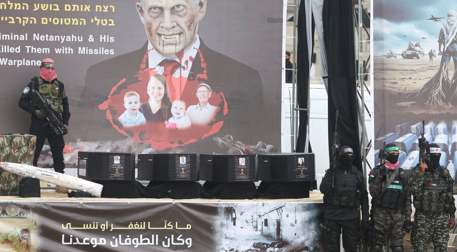 Die Übergabe der vier Leichen nutzte die Hamas für eine Propaganda-Show. Foto: picture alliance / REUTERS | Ramadan Abed