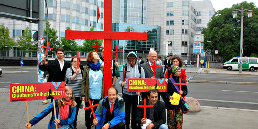 Gegen die Entfernung von Kreuzen in China haben Mitglieder der Gesellschaft für bedrohte Völker vor der chinesischen Botschaft in Berlin demonstriert. Foto: Michael Leh/GfbV