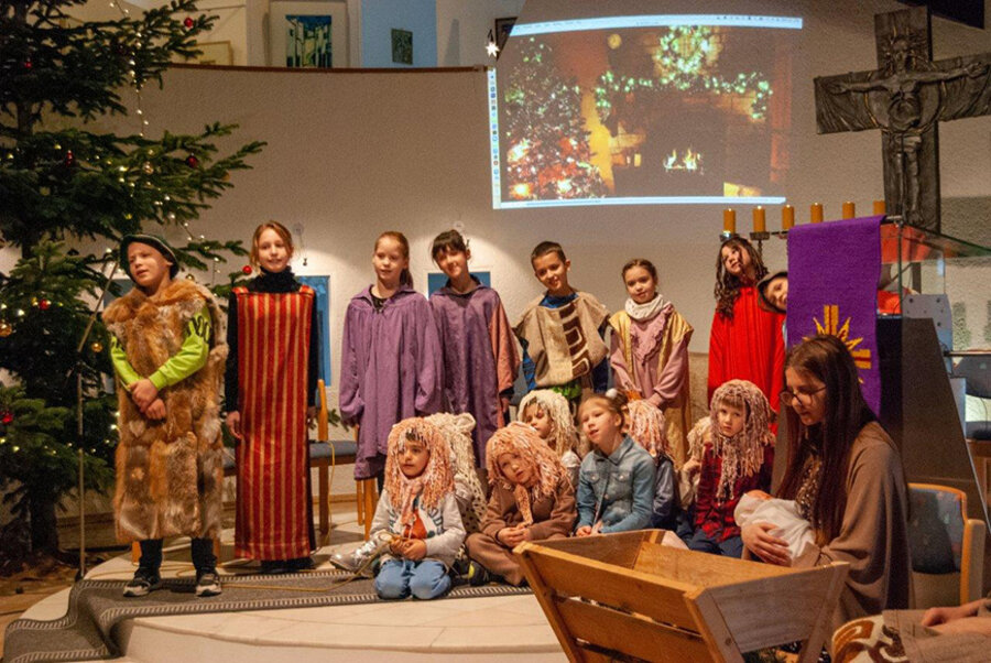  In dem Gottesdienst führten Kinder die biblische Weihnachtsgeschichte auf. Foto: GRZ Krelingen/ Henry Wilker