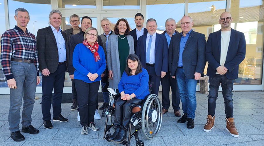Politik trifft Kirche (v.l.n.r.): Pastor Norbert Haslinger, FCGÖ-Präses Pastor Edwin Jung, Felix Spitzwieser, Pastor Conny Kepp, Inge Jung, ÖVP-Bundesrat Ferdinand Tiefnig, die ÖVP-Nationalratsabgeordnete Andrea Holzner, Immacolata Stozek (Religionslehrerin), Hans-Jörg Hager (Parlamentarischer Mitarbeiter), Oliver Stozek (ÖEA-Generalsekretär), Pastor Doru Fechete, der FPÖ-Landtagsabgeordnete Thomas Dim und Pastor Bastian Bohlender. Foto: Evangelische Allianz Österreich 