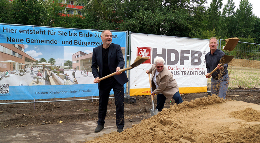 Gemeinsamer Spatenstich für das Gemeinde- und Bürgerzentrum (v.l.n.r.): Oberbürgermeister Alexander Badrow, Barbara Schaarschuh (Gemeindeglied aus Knieper West) und Pastor Albrecht Mantei. Foto: PEK/Sebastian Kühl