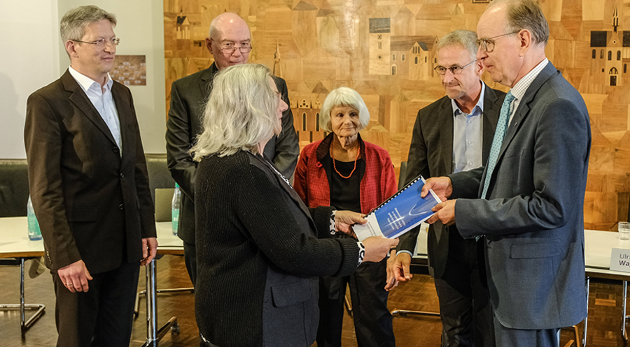 Übergabe des Berichts der Aufarbeitungskommission, v.l.n.r.: Der Vizepräsident des Landgerichts Hildesheim, Georg Gebhardt, Kirchenrechtsdirektor i. R. Walther Rießbeck, die geschäftsführende Vorsitzende des Niedersächsischen Instituts für systemische Therapie und Beratung Hannover, Susanne Hilbig, die Theologieprofessorin Ulrike Wagner-Rau, der Präsident des Landeskirchenamts, Jens Lehmann, und Landesbischof Ralf Meister. Foto: Jens Schulze