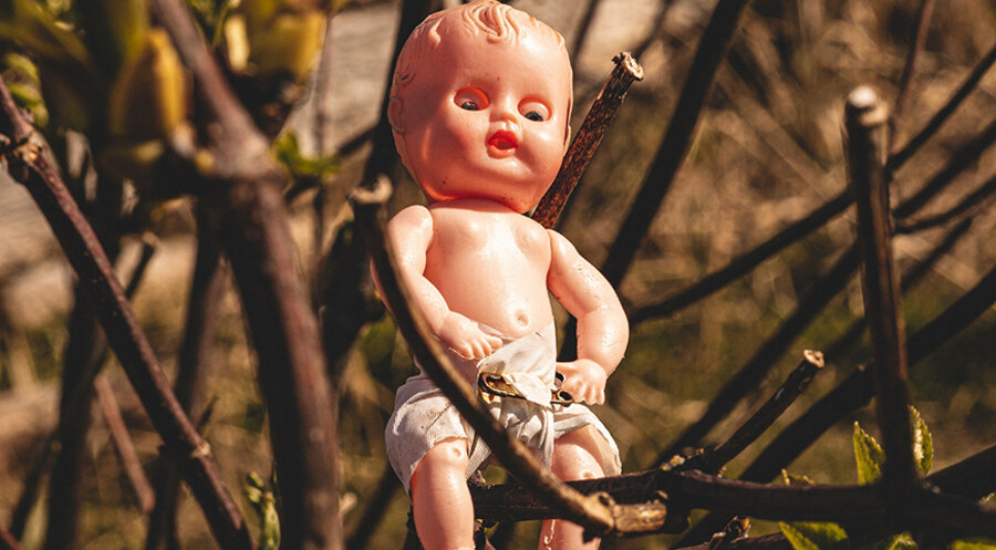 An einer langen Metallstange seien durchbohrte weiße Babypuppen herumgezeigt worden. Foto: unsplash.com
