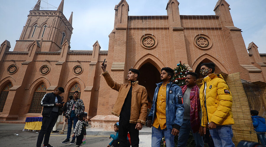 Menschen vor einer Kirche in Peshawar, Pakistan. Foto: picture alliance / AA | Hussain Ali