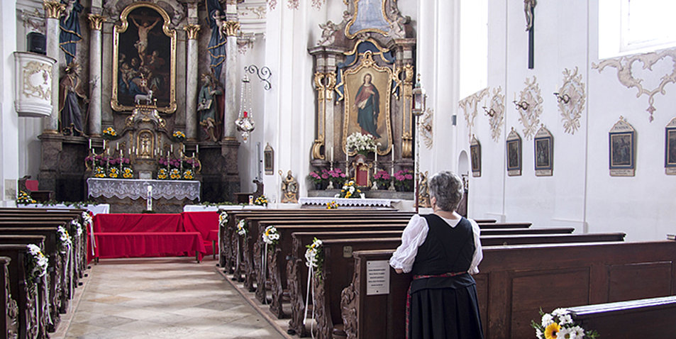 Eine Frau betet in einer Kirche. Symbolbild: pixabay.com
