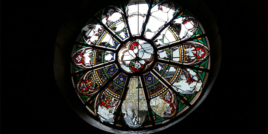 Häufig werden Kirchenfenster zerstört. Foto: picture-alliance/dpa