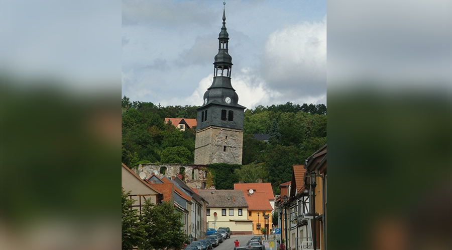 Der Kirchturm hat eine Neigung von 5,42 Grad. Foto: Thilo Stolze