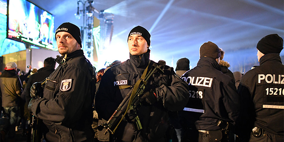 Schwer bewaffnete Polizeikräfte sichern die Silvesterfeierlichkeiten am Brandenburger Tor. Foto: picture-alliance/Jens Kalaene/dpa-Zentralbild/dpa