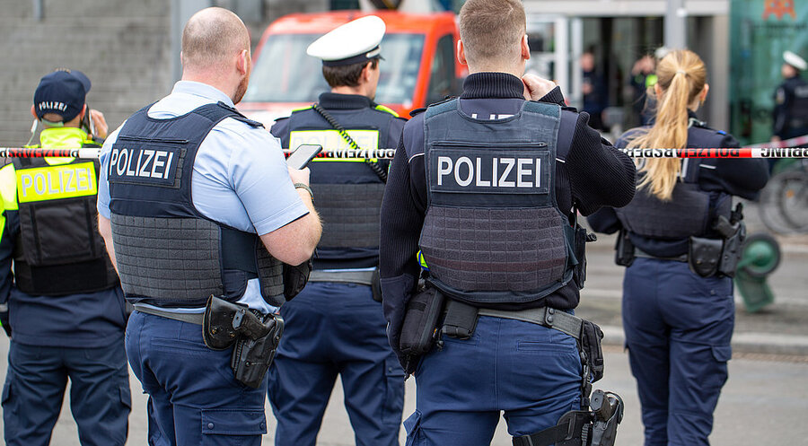 Polizisten im Einsatz vor dem Berliner Hauptbahnhof. Symbolfoto: picture alliance / Caro Kadatz | Caro Kadatz