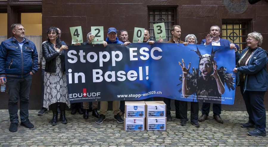 Die evangelikale Kleinpartei Eidgenössisch-Demokratische Union (EDU) sammelte über 4.200 Unterschriften im Kanton Basel-Stadt für das Referendum „Stopp ESC in Basel“. Foto: picture alliance/KEYSTONE | GEORGIOS KEFALAS