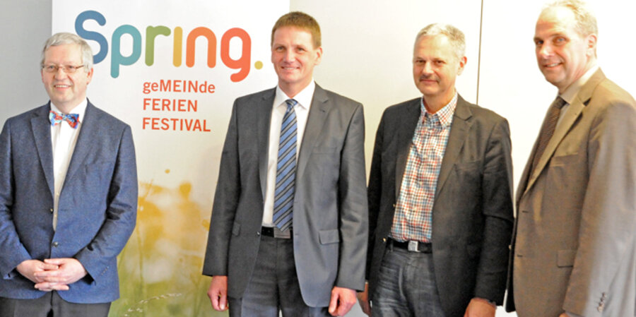 v.l.: Hartmut Steeb (Vorsitzender SPRING-Arbeitskreis), Thomas Tachte (Bürgermeister Willingen), Ernst Kesper (Leiter der Tourist-Information Willingen), Dr. Michael Diener (Vorsitzender Evangelische Allianz Deutschland). Foto: GemeindeFerienFestival