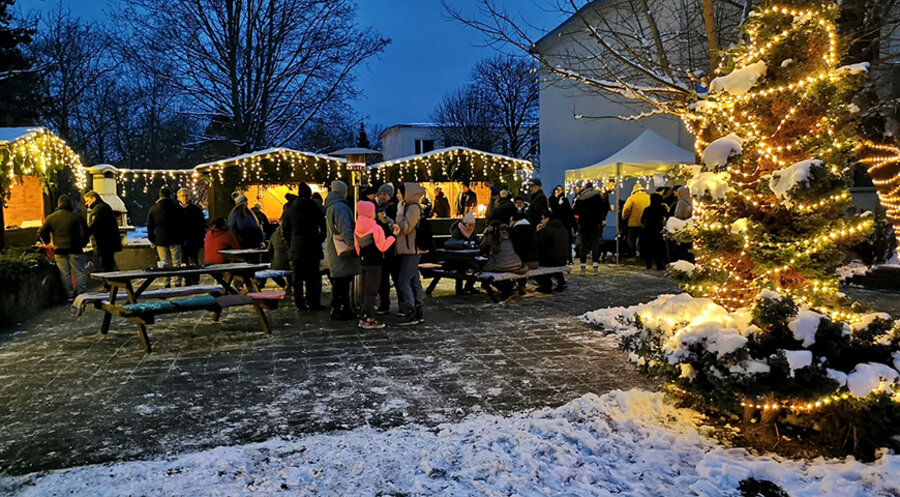 Einige Besucher der Evangelisation ließen sich auch zum Weihnachtsmarkt der Pfingstgemeinde Hoyerswerda einladen. Foto: Sebastian Noack