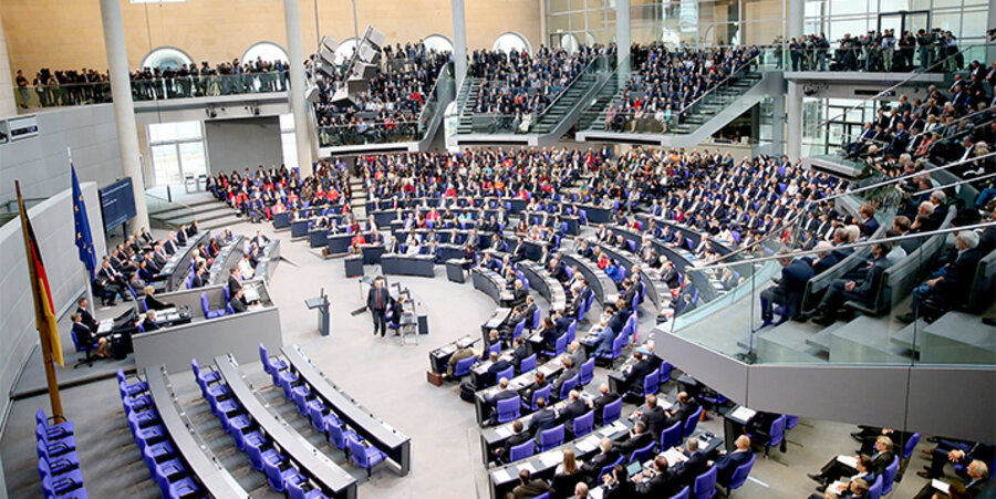 Protestanten und Katholiken sind im Deutschen Bundestag gleich stark vertreten. Foto: picture-alliance/abaca