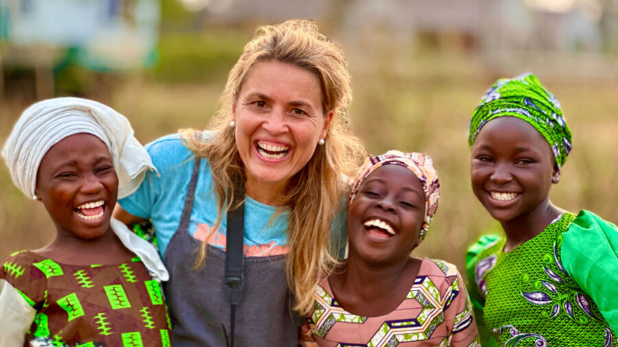 Susi Childers liebt die Begegnung mit Menschen; hier mit Frauen im Norden Nigerias. 