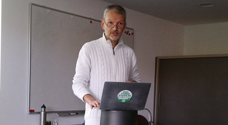 Der Psychiater und Psychotherapeut Oliver Dodt bei seinem Vortrag. Foto: IDEA/Daniel Scholaster