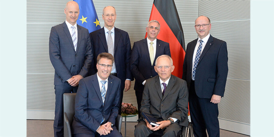 Vertreter der Gideonbundes überreichten Bundestagspräsident Wolfgang Schäuble (vorne rechts) die 25. Millionste weitergegebene Bibel in Deutschland. Dabei auch Verleger Norman Rentrop (hintere Reihe 2.v.l.). Foto: Deutscher Bundestag/Achim Melde