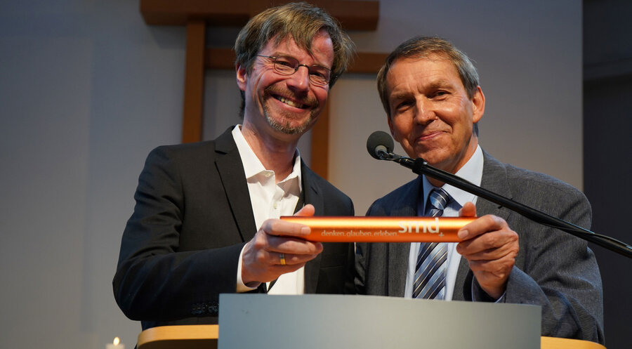 Staffelstabübergabe bei der SMD: Gernot Spies (rechts) übergibt das Amt des Generalsekretärs an Volker Roggenkamp. Foto: SMD
