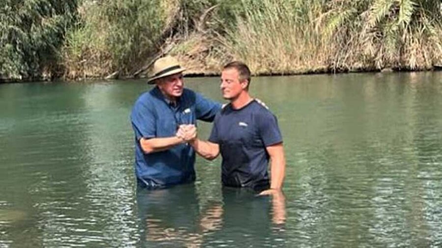 Der Abenteurer Bear Grylls (rechts) bei seiner Taufe im Jordan. Foto: www.twitter.com/BearGrylls