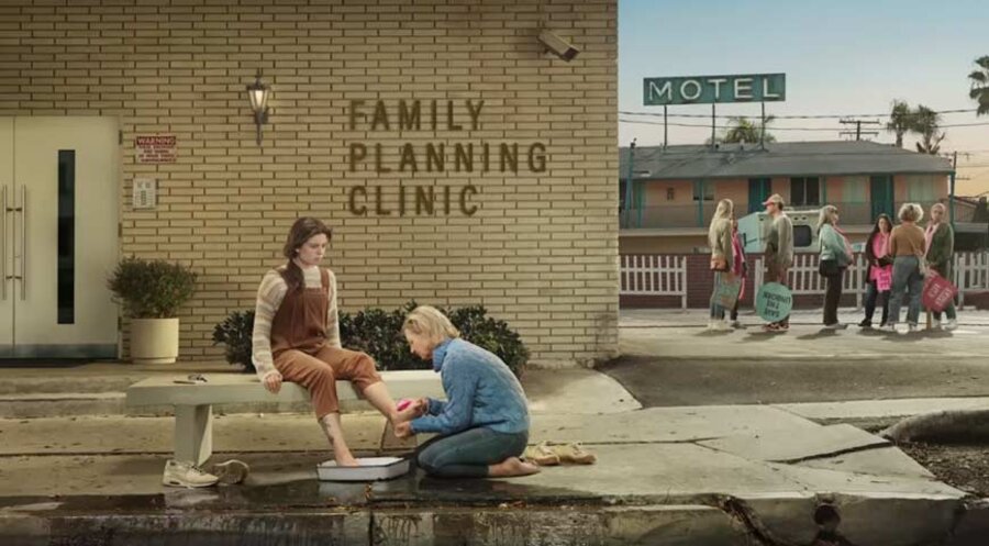 Eine Szene aus dem während des Super Bowls gesendeten Werbeclips „Foot Washing“. Screenshot: YouTube/He Gets Us
