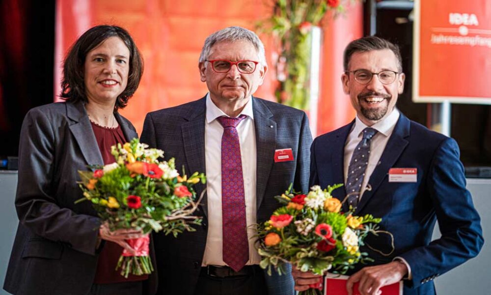 Der IDEA-Vorsitzende Helmut Matthies (Mitte) stellte die neue IDEA-Doppelspitze vor, bestehend aus Daniela Städter und Dennis Pfeifer. Foto: IDEA/Matthias Schmitt