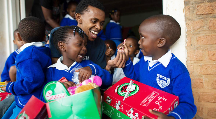 Alexander Nsengimana verteilt heute selbst Schuhboxen gefüllt mit Geschenken. Foto: Samaritan’s Purse