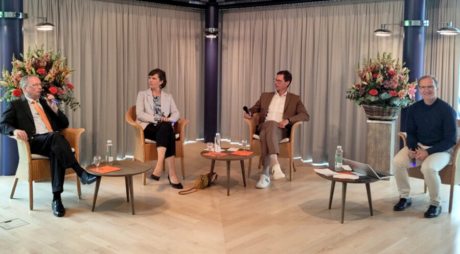 v. l.: Der Vorsitzende der Christlichen Medieninitiative pro, Hartmut Spiesecke, die für Religion zuständige Redakteurin beim öffentlich-rechtlichen Schweizer Radio und Fernsehen (SRF), Dorothee Adrian, der TV-Journalist und Buchautor Markus Spieker und Moderator Andreas Loos. Foto: IDEA/Daniel Scholaster