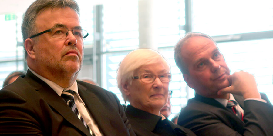 v. l.: Der neue Vorsitzende der Deutschen Evangelischen Allianz, Ekkehart Vetter, die Präses der EKD-Synode, Irmgard Schwaetzer, und der bisherige Vorsitzende, Michael Diener. Foto: Maximilian Naujoks