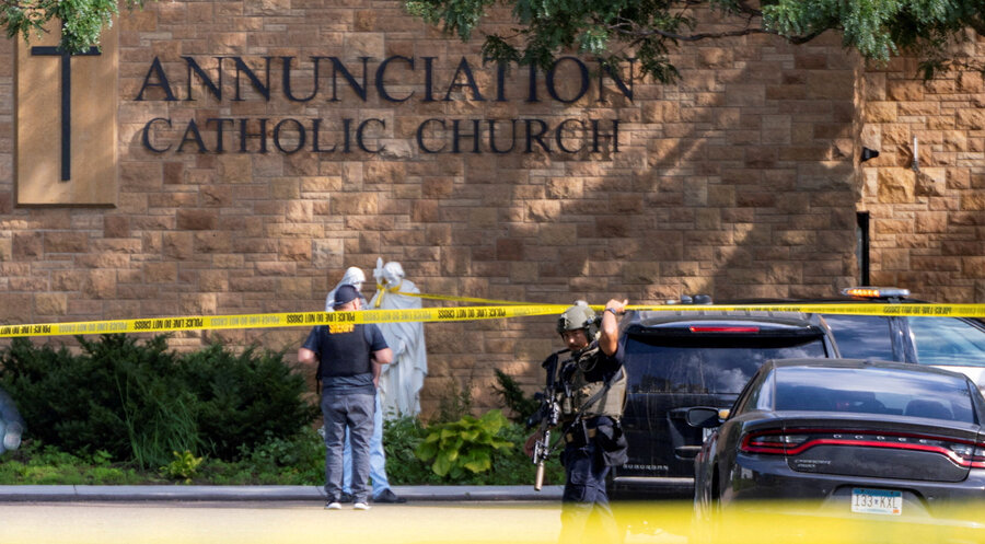Ermittler vor der katholischen Kirche der Privatschule. Foto: picture alliance / REUTERS | Ben Brewer