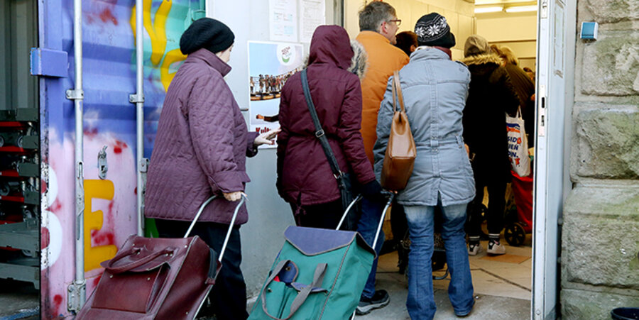 Vor allem Senioren und alleinerziehende deutsche Mütter hätten sich bei der Lebensmittelausgabe nicht mehr wohl gefühlt. Foto: picture-alliance/Roland Weihrauch/dpa
