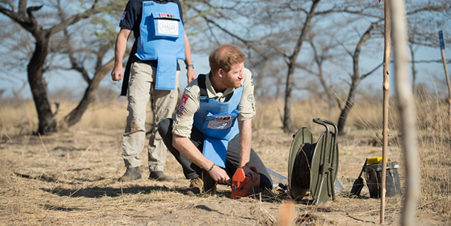 Im angolanischen Dirico besuchte Prinz Harry die Minenräumorganisation HALO Trust, die von MAF seit 1994 mit Flügen unterstützt wird. Foto: Mission Aviation Fellowship