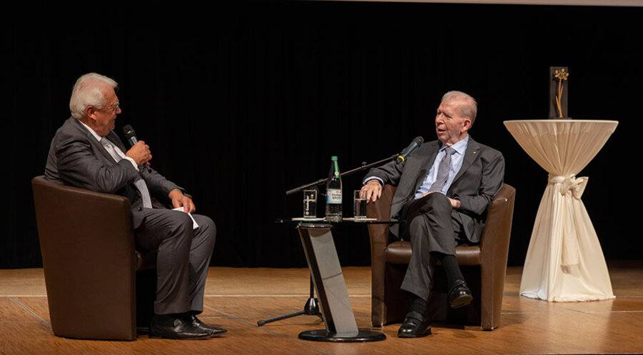 Pfarrer Hartmut Hühnerbein (links), Rudolf Decker (rechts) im Interview. Foto: Katharina Kaufmann