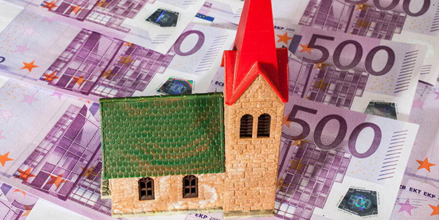 Der neu geregelte Einzug der Kirchensteuer auf Kapitalerträge ließ die Kirchenaustrittszahlen anschwellen. Foto: picture-alliance/Jochen Eckel
