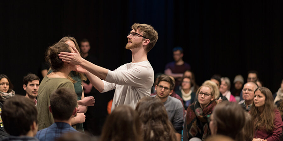 15 Studenten der Marburger Hochschulgruppe der SMD spielten das Markusevangelium als Theaterstück nach. Foto: Paulphotography7