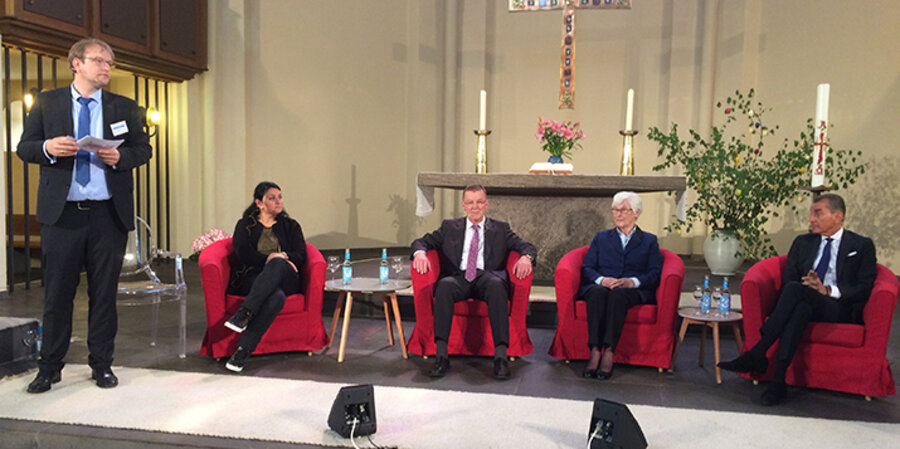 v. l.: Pfarrer Martin Engels (Evangelisches Forum Bonn), die muslimische Publizistin Lamya Kaddor, der katholische Theologe Eberhard Schockenhoff, EKD-Präses Irmgard Schwaetzer, der jüdische Publizist Michel Friedmann. Foto: idea/David Wengenroth