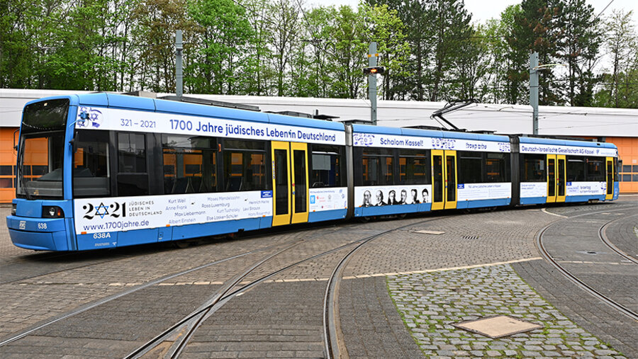 Die Schalom-Straßenbahn fährt nun durch Kassel. Foto: KVG AG / Soremski