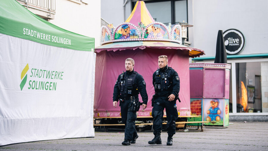 Polizisten nahe des Tatorts bei der 650-Jahr-Feier in Solingen. Foto: picture alliance / Anadolu | Hesham Elsherif
