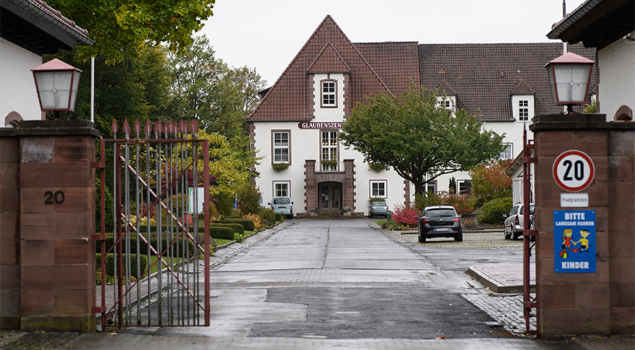 Der Ort des Geschehens: Des Glaubenszentrum Bad Gandersheim im Landkreis Northeim. Foto: picture alliance/dpa/Swen Pförtner