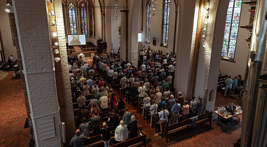Zum diesjährigen Missionstag der Hilfsaktion Märtyrerkirche (HMK) kamen rund 350 Besucher in die St.-Martini-Kirche in Bremen. Foto. St.-Martini-Gemeinde Bremen/Julia Befuß