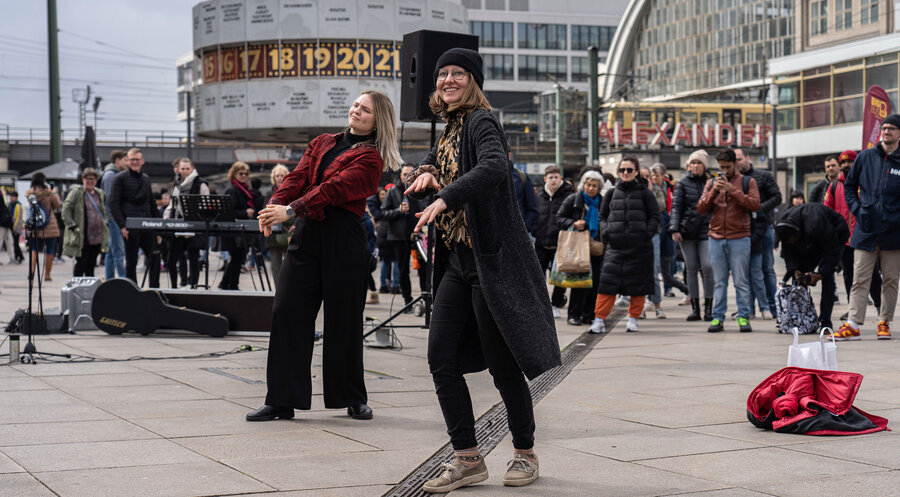 Zwei Teilnehmerinnen des Ostereinsatzes auf dem Alexanderplatz in Berlin. Foto: Operation Mobilisation