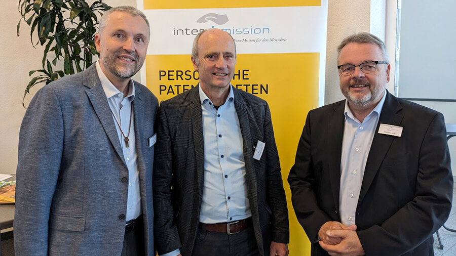 v. l. Der neue Geschäftsführer der Inter-Mission, Theo Volland, der Vorsitzende Walter Fischer, und der bisherige Geschäftsführer Matthias Mohr. Foto: IDEA/Christian Starke