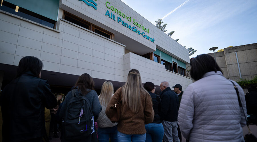 Menschen stehen betend außerhalb der Klinik, in der sich Noelia Castillo die tödliche Spritze geben lies. Foto: picture alliance/ASSOCIATED PRESS|Lorena Sopena