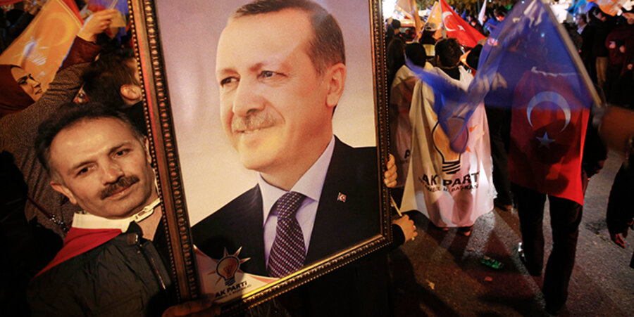 Ein Wähler der islamisch-konservativen AKP. Foto: picture-alliance/AP Photo