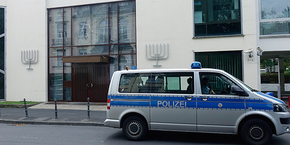 Ein Polizeifahrzeug steht zur Sicherheit vor einer Synagoge in Bonn. Foto: picture-alliance/ZB